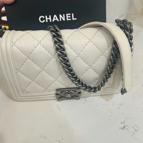 Chanel White Quilted Leather Chain Boy Bag. Great condition. - Picture 2 of 13